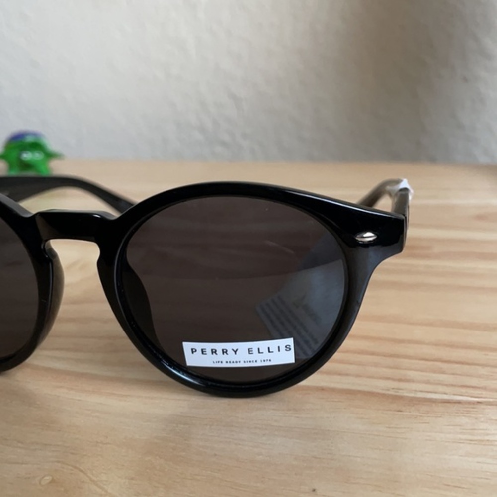 Black Round Frame Perry Ellis Sunglasses 🕶 - Picture 2 of 4